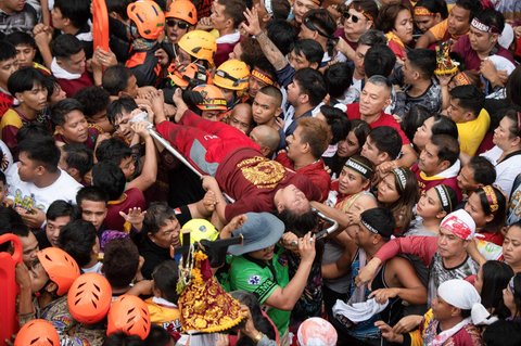 FOTO: Penampakan Lautan Manusia Berdesakan Arak Patung Yesus Black Nazarene di Filipina