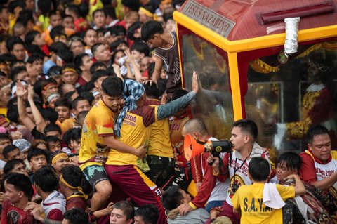 FOTO: Penampakan Lautan Manusia Berdesakan Arak Patung Yesus Black Nazarene di Filipina