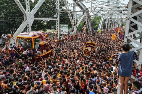 FOTO: Penampakan Lautan Manusia Berdesakan Arak Patung Yesus Black Nazarene di Filipina