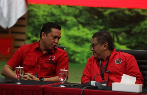 FOTO: Momen Hasto Kristiyanto Muncul Pertama Kali usai Jadi Tersangka dan Rumah Diobok-obok KPK