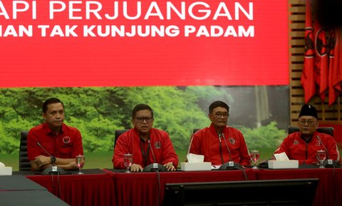 FOTO: Momen Hasto Kristiyanto Muncul Pertama Kali usai Jadi Tersangka dan Rumah Diobok-obok KPK