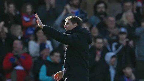 Pelatih Wolfsburg, Oliver Glasner, memberikan arahan kepada pemainnya saat menghadapi Bayer Leverkusen pada laga pekan ke-28 Bundesliga di Stadion Bay Arena, Selasa (26/5/2020) waktu setem