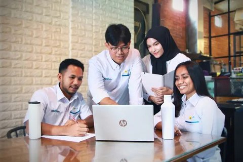 Petugas PLN melakukan penyambungan penambahan daya listrik di Jakarta, Rabu (21/6). Menyambut lebaran, PLN memberikan bebas biaya penyambungan untuk rumah ibadah dan potongan 50 persen untuk
