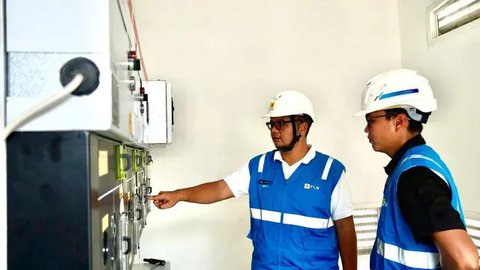 Petugas PLN melakukan penyambungan penambahan daya listrik di Jakarta, Rabu (21/6). Menyambut lebaran, PLN memberikan bebas biaya penyambungan untuk rumah ibadah dan potongan 50 persen untuk