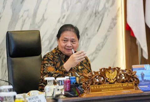 Menteri Koordinator Bidang Perekonomian, Airlangga Hartarto di Wisma Danantara, Jakarta, Rabu (1/10/2025). Menko Airlangga menjelaskan mengenai diskon tiket Natal 2025 dan Tahun Baru 2026.