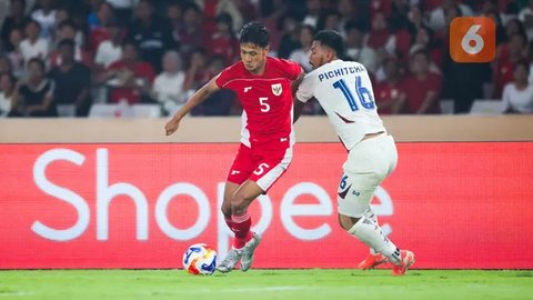 Pemain Timnas Indonesia U-23, Dony Tri Pamungkas, berusaha melewati pemain Timnas Thailand U-23 pada laga semifinal Piala AFF U-23 2025 di Stadion Utama Gelora Bung Karno, Jakarta, Jumat (25/7/2025). (Bola.com/Abdul Aziz)