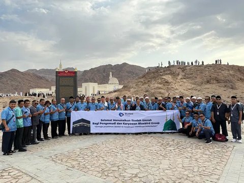 Umat Muslim berdoa selama bulan puasa Ramadhan di sekitar Ka'bah, tempat suci umat Islam, di kompleks Masjidil Haram di kota Saudi Mekah (9/4/2022). Pengumuman tersebut diterbitkan melalui