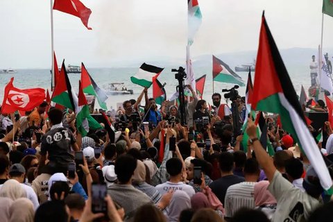 Para aktivis Freedom Flotilla Coalition (FFC) berlayar dengan kapal Madleen menuju Gaza dari pelabuhan Catania, Italia, di Sisilia, Minggu (1/6/2025). (Dok. AP/Salvatore Cavalli)
