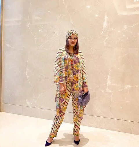 8 Potret Ayu Ting Ting Pakai Batik, Anggun dan Elegan di Berbagai Momen (sumber: Instagram/ayutingting92)