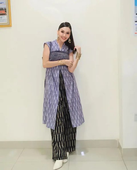 8 Potret Ayu Ting Ting Pakai Batik, Anggun dan Elegan di Berbagai Momen (sumber: Instagram/ayutingting92)