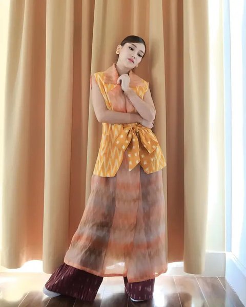 8 Potret Ayu Ting Ting Pakai Batik, Anggun dan Elegan di Berbagai Momen (sumber: Instagram/ayutingting92)