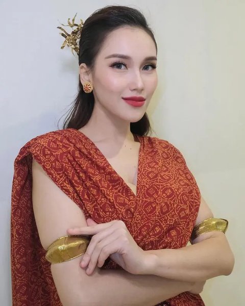 8 Potret Ayu Ting Ting Pakai Batik, Anggun dan Elegan di Berbagai Momen (sumber: Instagram/ayutingting92)