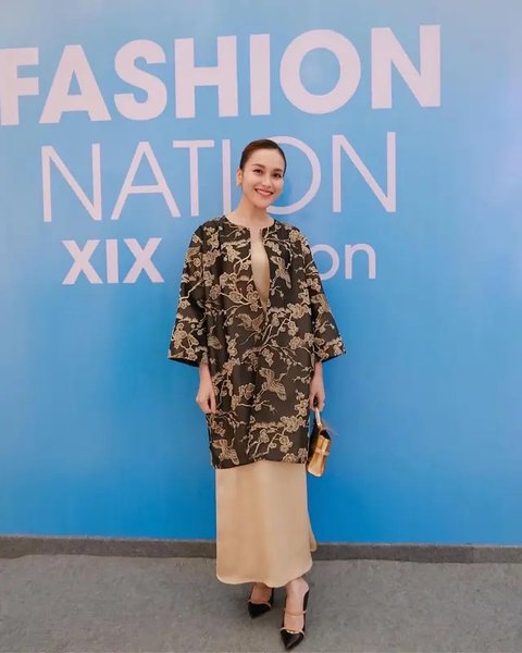 8 Potret Ayu Ting Ting Pakai Batik, Anggun dan Elegan di Berbagai Momen (sumber: Instagram/ayutingting92)