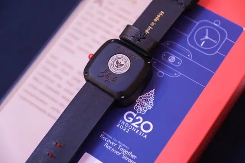 Jam tangan kayu dari Pala Nusantara untuk delegasi G20. (dok. Biro Komunikasi Publik Kemenparekraf)