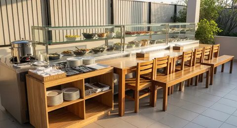 Desain Warung Prasmanan di Teras Rumah dengan Etalase Kaca Panjang (Gemini AI)