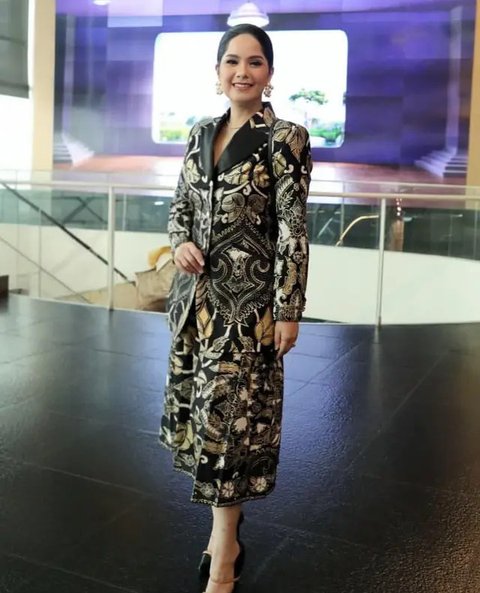 Annisa Yudhoyono Kenakan Batik Motif Floral