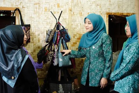 Margin Winaya Tampil Anggun dan Profesional dengan Batik Biru Tosca