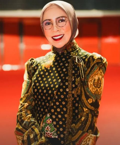 Melly Goeslaw dalam Balutan Batik