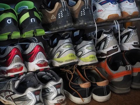 Ilustrasi rak sepatu. (dok. Unsplash/Bryan White)
