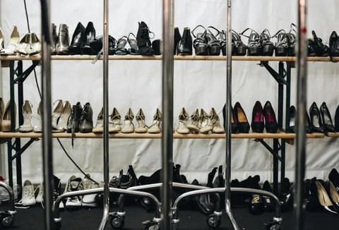 Ilustrasi rak sepatu. (dok. Unsplash/Bryan White)