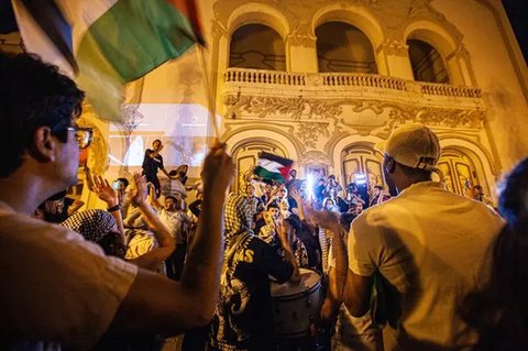 Seorang demonstran melambaikan bendera Palestina selama unjuk rasa di Madrid, Spanyol, Kamis (2/10/2025) sebagai bentuk solidaritas dengan Global Sumud Flotilla setelah kapal-kapalnya dice