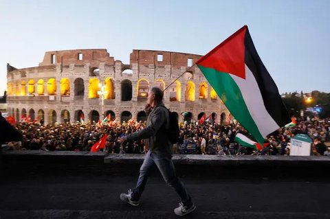Seorang demonstran melambaikan bendera Palestina selama unjuk rasa di Madrid, Spanyol, Kamis (2/10/2025) sebagai bentuk solidaritas dengan Global Sumud Flotilla setelah kapal-kapalnya dice