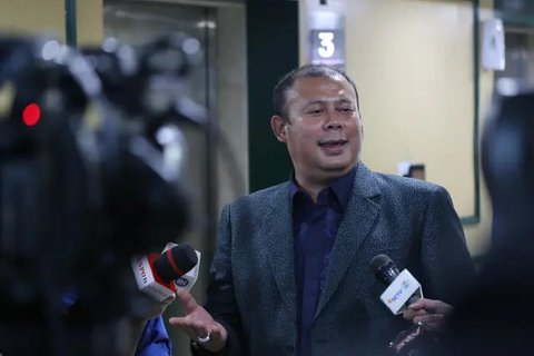 Menteri Sekretaris Negara Prasetyo Hadi usai pelantikan di Kantor Kementerian Sekretariat Negara Jakarta, Jumat (29/11/2024). (Liputan6.com/Lizsa Egeham)
