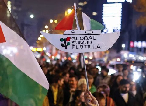 Gelombang aksi unjuk rasa muncul di Istanbul, Turki untuk memprotes tindakan Israel mencegat armada Global Sumud Flotilla (GSF) yang membawa bantuan kemanusiaan ke Gaza. (KEMAL ASLAN/AFP)