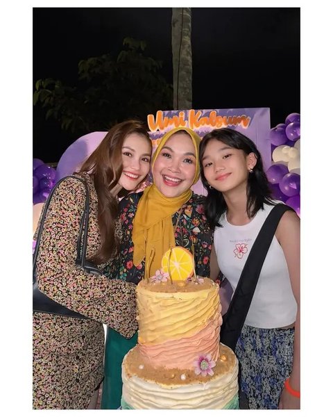 Ulang tahun Umi Kalsum yang ke-53 (Foto: Instagram @ayutingting92)