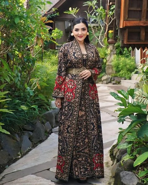 Padu Padan Batik Ashanty (sumber: Instagram/ashanty_ash)