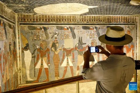 Wisatawan mengunjungi makam Firaun Kerajaan Baru Amenhotep III di Lembah Para Raja di Tepi Barat Luxor, Mesir, pada 4 Oktober 2025. Kementerian Pariwisata dan Purbakala Mesir pada hari Sabtu