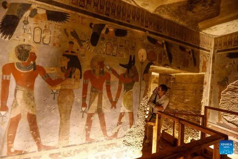 Wisatawan mengunjungi makam Firaun Kerajaan Baru Amenhotep III di Lembah Para Raja di Tepi Barat Luxor, Mesir, pada 4 Oktober 2025. Kementerian Pariwisata dan Purbakala Mesir pada hari Sabtu