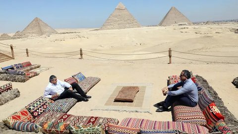 Wisatawan mengunjungi makam Firaun Kerajaan Baru Amenhotep III di Lembah Para Raja di Tepi Barat Luxor, Mesir, pada 4 Oktober 2025. Kementerian Pariwisata dan Purbakala Mesir pada hari Sabtu