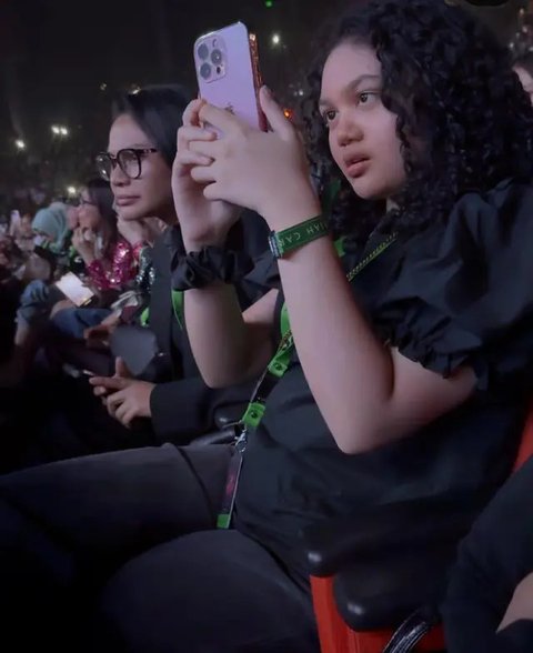 Potret Kris Dayanti Nonton Konser Mariah Carey di Jakarta