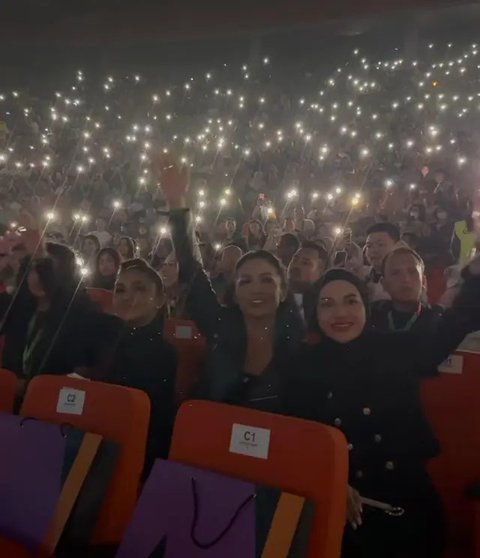 Potret Kris Dayanti Nonton Konser Mariah Carey di Jakarta