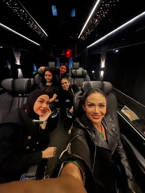 Potret Kris Dayanti Nonton Konser Mariah Carey di Jakarta