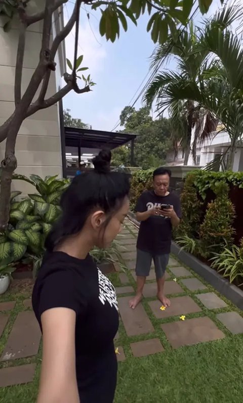 Potret Taman Mini Rumah Ari Lasso, Spot Asri yang Jadi Tempat Santai Bareng Kekasih (sumber: Instagram/dearlydjoshu)