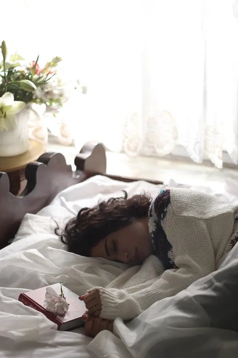 Ilustrasi ngorok atau mendengkur saat tidur (Foto: freepik/katemangostar)