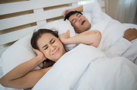 Ilustrasi ngorok atau mendengkur saat tidur (Foto: freepik/katemangostar)