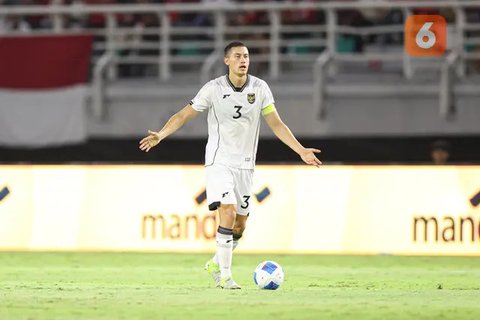 Bek Timnas Indonesia, Jay Idzes, saat melawan Lebanon pada FIFA Matchday di Stadion Gelora Bung Tomo, Surabaya, Senin (8/9/2025). (Bola.com/Abdul Aziz)
