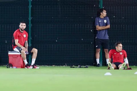 Bek kiri Timnas Indonesia, Calvin Verdonk duduk di atas kotak pendingin. Sementara Egy Maulana Vikri menjalani pemanasan dalam sesi latihan resmi skuad Garuda di Lapangan Latihan King Abdullah Sport City, Stadium, Selasa (7/10/2025) malam. (Bola.com/Hery Kurniawan)