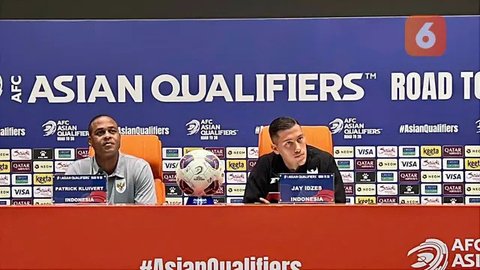 Pelatih Timnas Indonesia, Patrick Kluiverrt (kiri), dan kapten Timnas Indonesia, Jay Idzes, saat konferensi pers jelang pertandingan melawan Timnas Arab Saudi di King Abdullah Sports City, Jedah, Selasa (7-102-2025). (Bola.com/Hery Kurniawan)