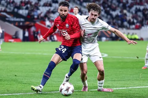 Pemain LOSC Lille dan Timnas Indonesia, Calvin Verdonk (kiri), berduel dengan pemain SK Brann, Denzel De Roeve pada laga Liga Europa 2025/2026, Kamis (25/9/2025) malam waktu setempat. (Sameer Al-DOUMY / AFP)