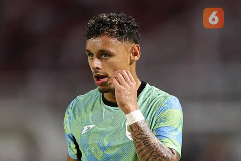 Bek kiri Timnas Indonesia, Calvin Verdonk duduk di atas kotak pendingin. Sementara Egy Maulana Vikri menjalani pemanasan dalam sesi latihan resmi skuad Garuda di Lapangan Latihan King Abdu