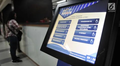 Warga membayar pajak kendaraan di Samsat Polda Metro Jaya, Jakarta, Jumat (16/11). Pemprov DKI menghapuskan sanksi administrasi Pajak Kendaraan Bermotor (PKB) dan sanksi administrasi Bea Bali