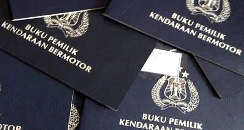 Warga membayar pajak kendaraan di Samsat Polda Metro Jaya, Jakarta, Jumat (16/11). Pemprov DKI menghapuskan sanksi administrasi Pajak Kendaraan Bermotor (PKB) dan sanksi administrasi Bea Bali