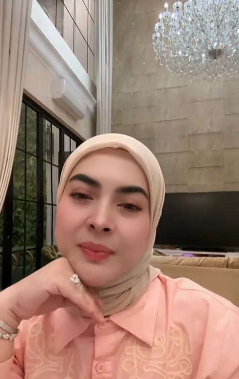 Potret Ruang Keluarga Rumah Aisyahrani, Megah dengan Sentuhan Elegan dan Nuansa Hangat (sumber: TikTok/aisyahrani55)
