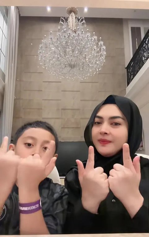 Potret Ruang Keluarga Rumah Aisyahrani, Megah dengan Sentuhan Elegan dan Nuansa Hangat (sumber: TikTok/aisyahrani55)