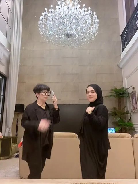 Potret Ruang Keluarga Rumah Aisyahrani, Megah dengan Sentuhan Elegan dan Nuansa Hangat (sumber: TikTok/aisyahrani55)