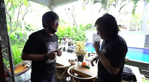 Dapur rumah Ari Lasso (Foto: YouTube TAULANY TV)